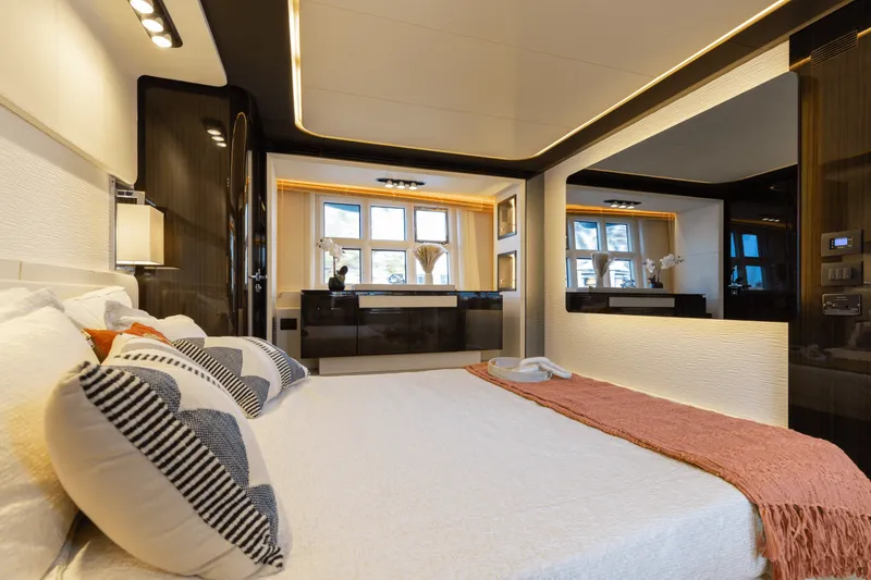 Slide: The Image of Azimut 77S 2019 - 37