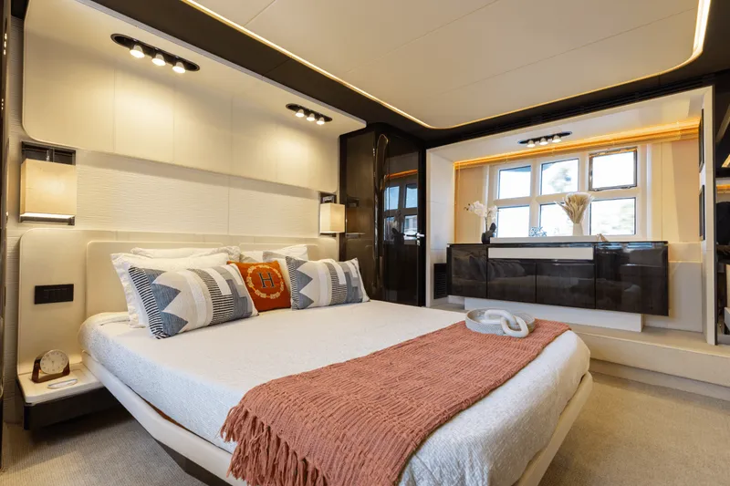 Slide: The Image of Azimut 77S 2019 - 38