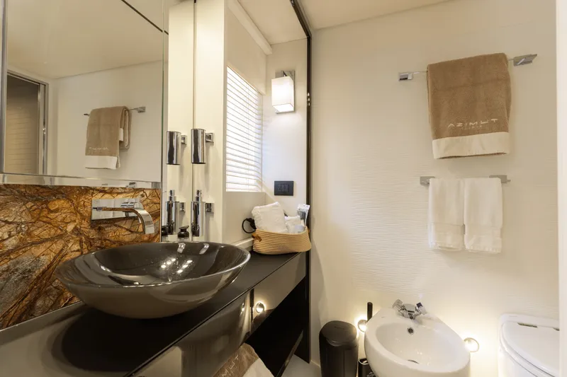 Slide: The Image of Azimut 77S 2019 - 40