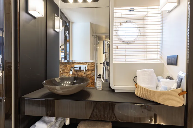 Slide: The Image of Azimut 77S 2019 - 42