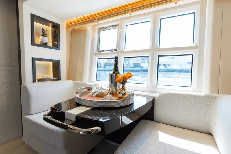 Slide: The Image of Azimut 77S 2019 - 43