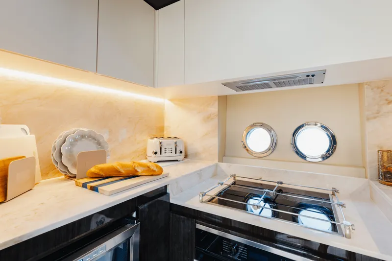 Slide: The Image of Azimut 77S 2019 - 46