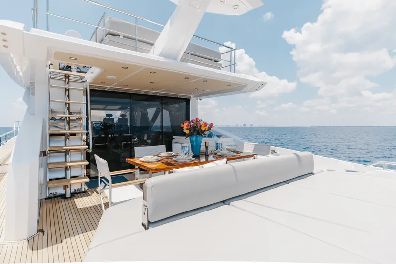 Slide: The Image of Azimut 77S 2019 - 70