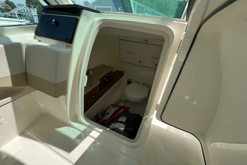 Slide: The Image of Boston Whaler 280 Vantage 2025 - 10