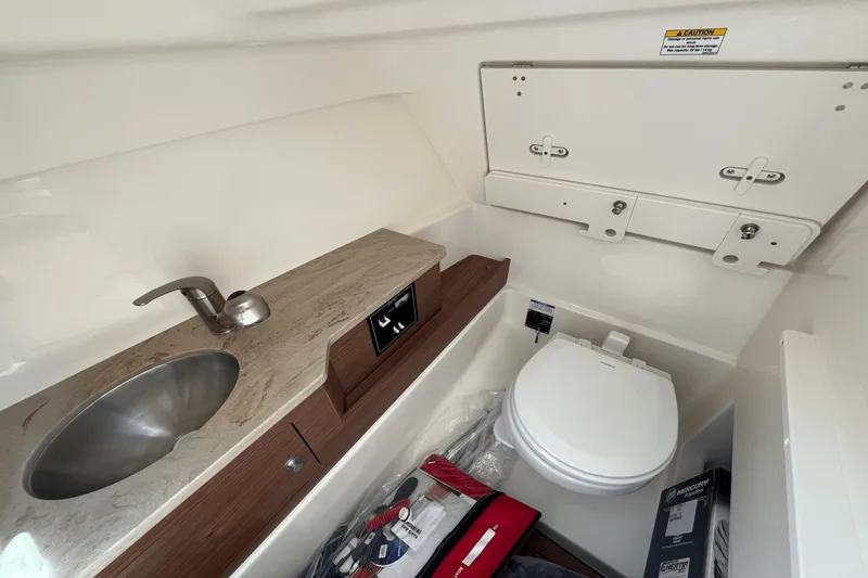 Slide: The Image of Boston Whaler 280 Vantage 2025 - 11