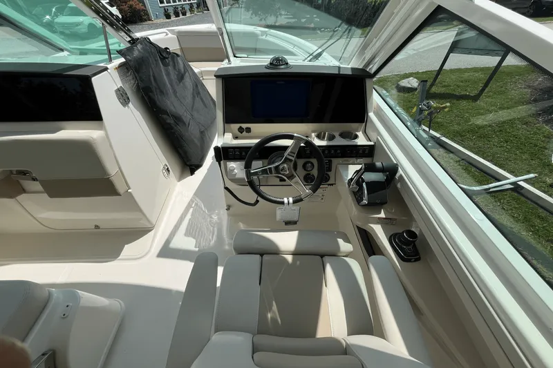 Slide: The Image of Boston Whaler 280 Vantage 2025 - 12