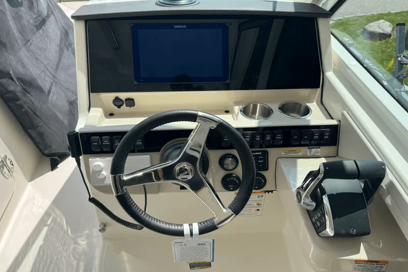 Slide: The Image of Boston Whaler 280 Vantage 2025 - 13