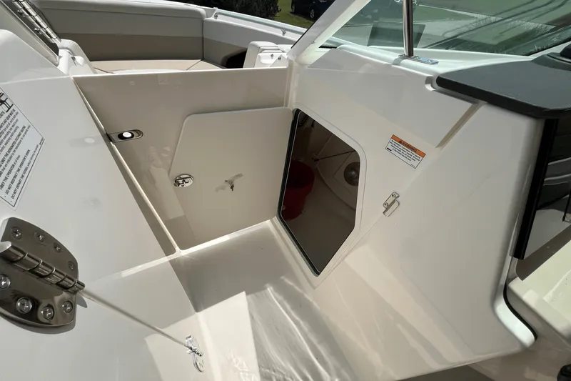 Slide: The Image of Boston Whaler 280 Vantage 2025 - 14