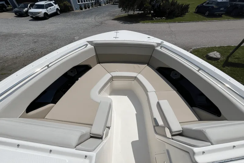 Slide: The Image of Boston Whaler 280 Vantage 2025 - 15