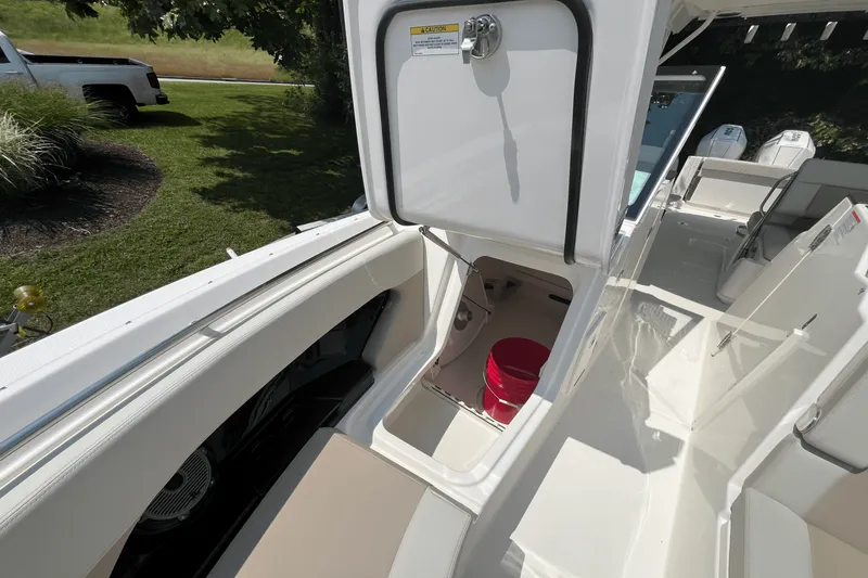 Slide: The Image of Boston Whaler 280 Vantage 2025 - 16