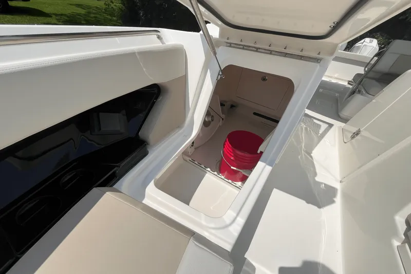 Slide: The Image of Boston Whaler 280 Vantage 2025 - 17