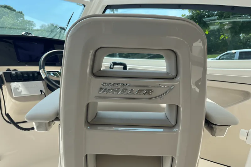 Slide: The Image of Boston Whaler 280 Vantage 2025 - 18