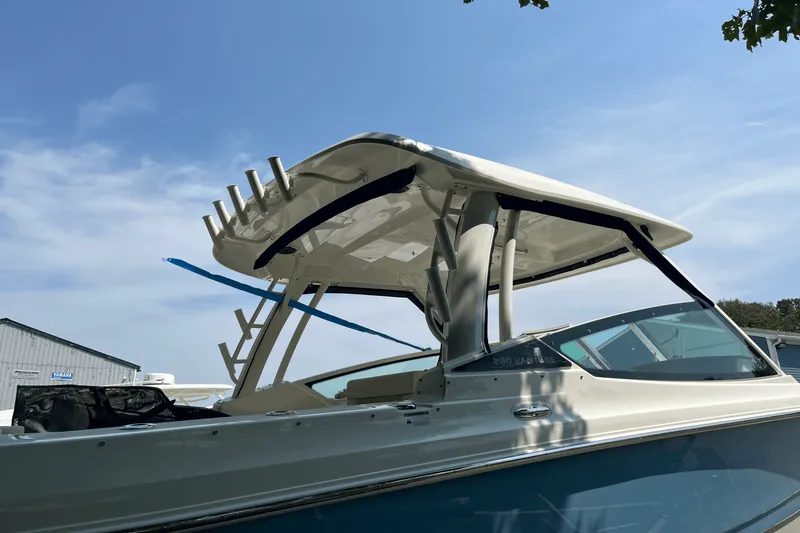 Slide: The Image of Boston Whaler 280 Vantage 2025 - 20