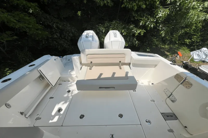 Slide: The Image of Boston Whaler 280 Vantage 2025 - 3