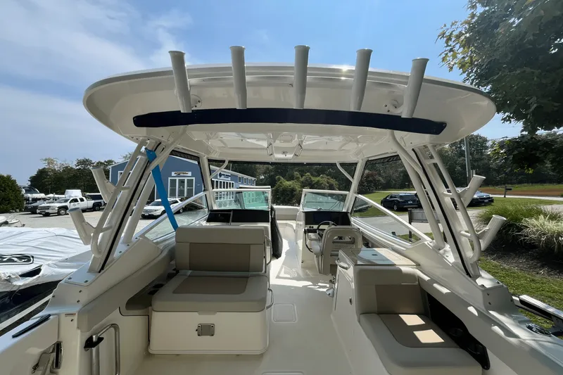 Slide: The Image of Boston Whaler 280 Vantage 2025 - 4