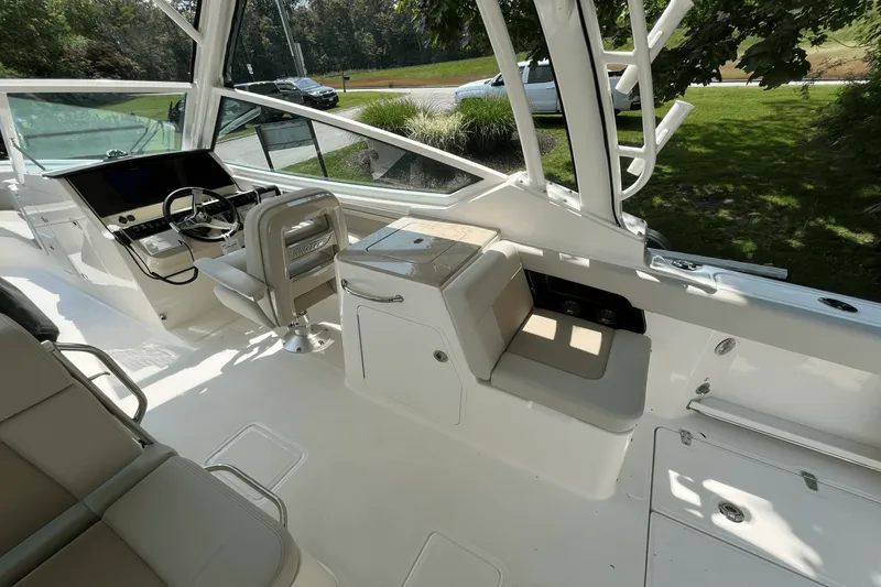 Slide: The Image of Boston Whaler 280 Vantage 2025 - 6
