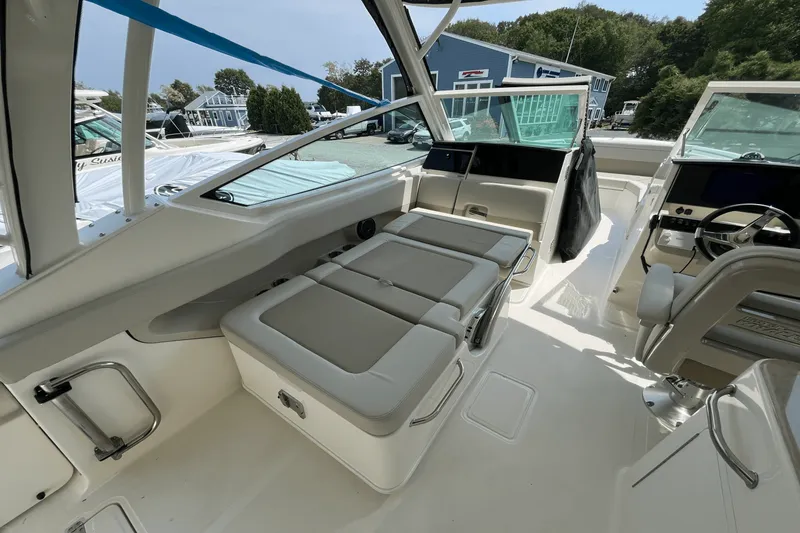 Slide: The Image of Boston Whaler 280 Vantage 2025 - 8