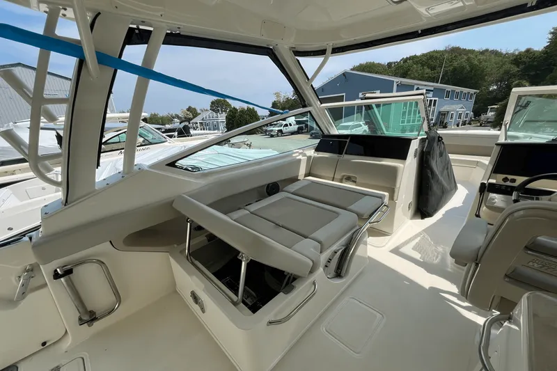 Slide: The Image of Boston Whaler 280 Vantage 2025 - 9