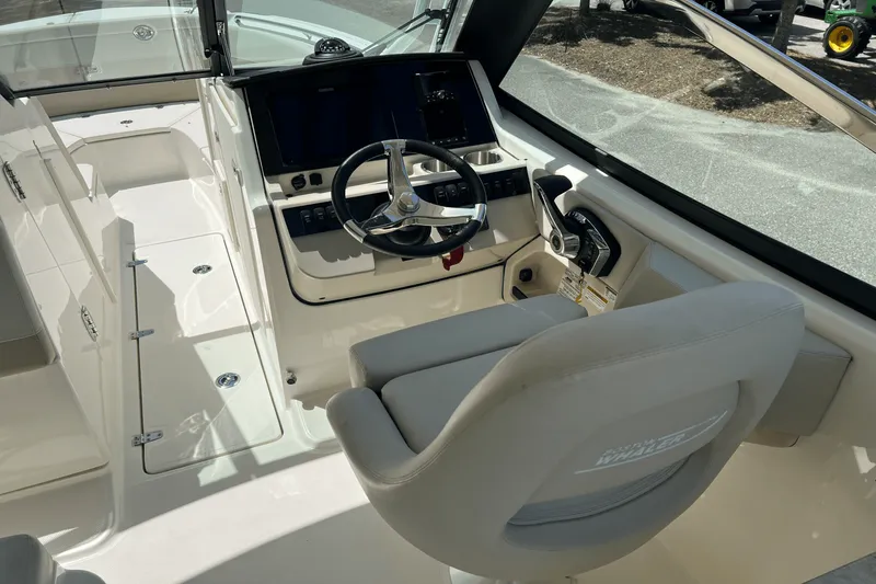 Slide: The Image of Boston Whaler 240 VANTAGE 2023 - 10