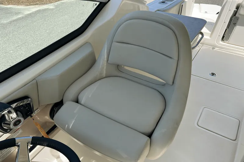 Slide: The Image of Boston Whaler 240 VANTAGE 2023 - 11