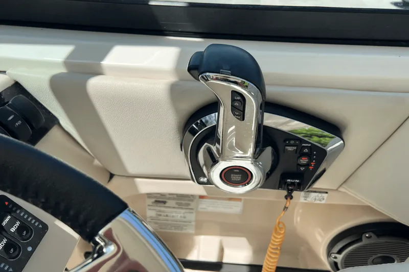 Slide: The Image of Boston Whaler 240 VANTAGE 2023 - 13