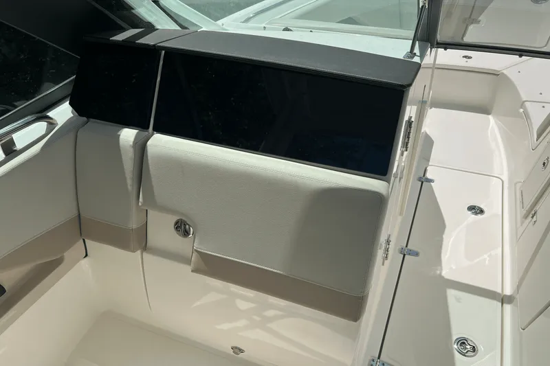 Slide: The Image of Boston Whaler 240 VANTAGE 2023 - 16