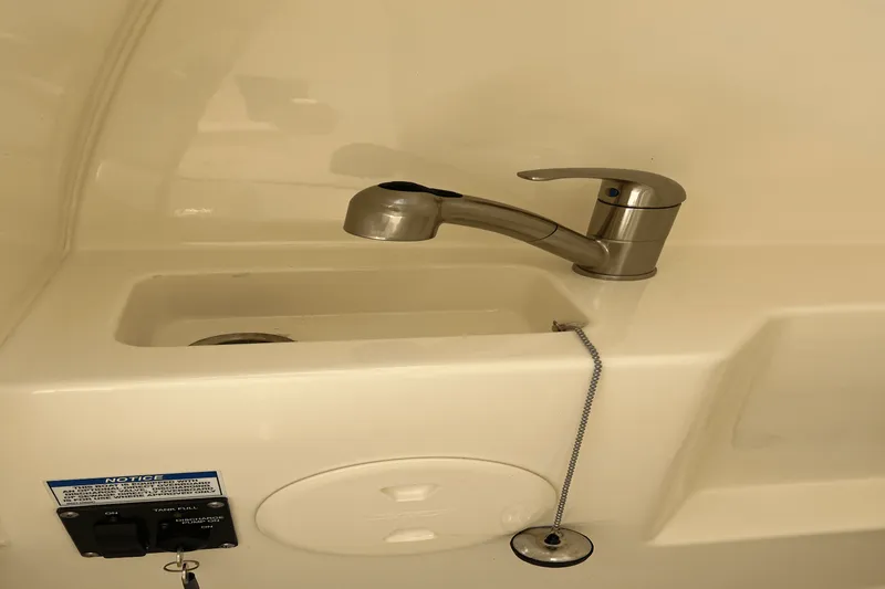 Slide: The Image of Boston Whaler 240 VANTAGE 2023 - 18