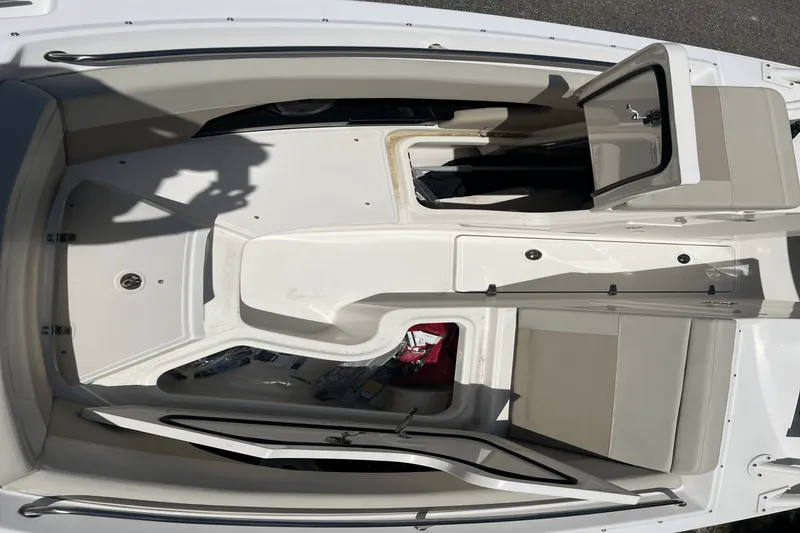 Slide: The Image of Boston Whaler 240 VANTAGE 2023 - 19