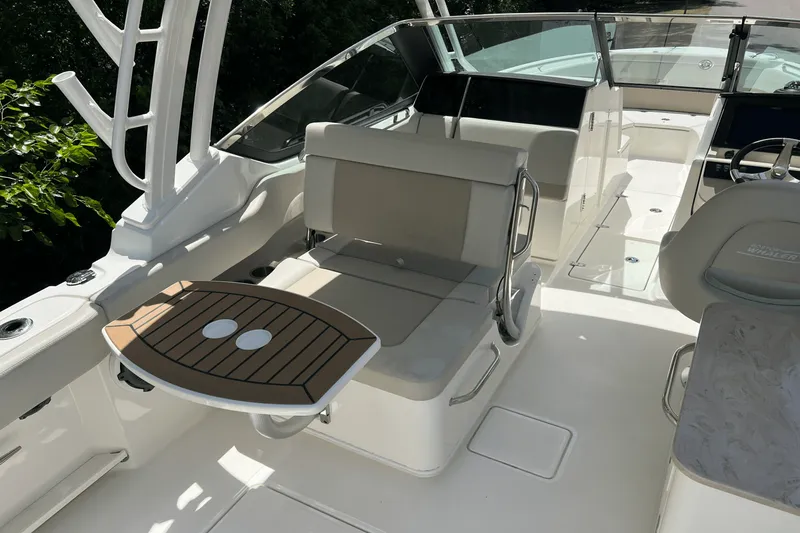 Slide: The Image of Boston Whaler 240 VANTAGE 2023 - 4