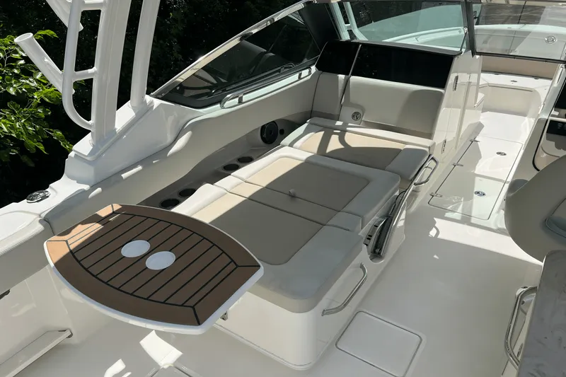 Slide: The Image of Boston Whaler 240 VANTAGE 2023 - 5