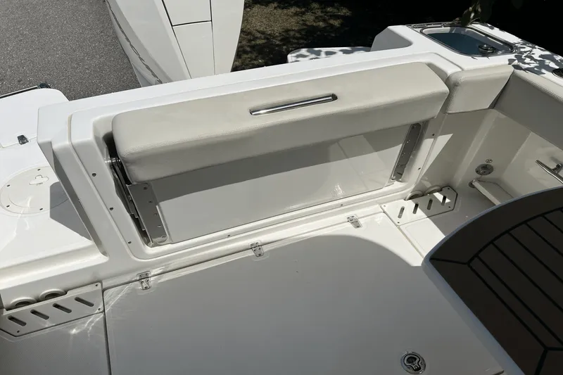 Slide: The Image of Boston Whaler 240 VANTAGE 2023 - 6