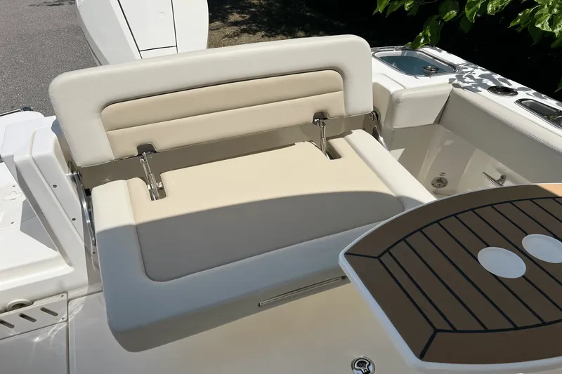 Slide: The Image of Boston Whaler 240 VANTAGE 2023 - 7