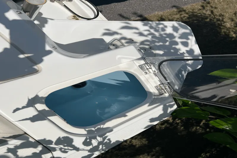 Slide: The Image of Boston Whaler 240 VANTAGE 2023 - 8