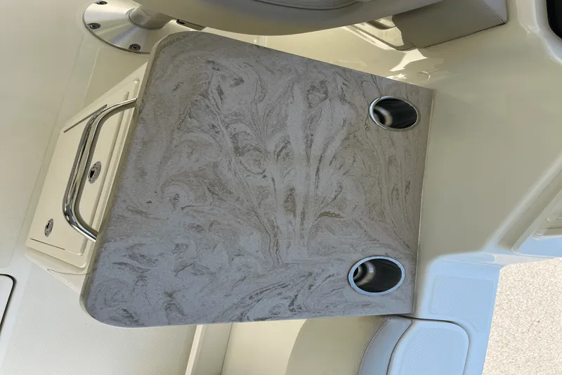 Slide: The Image of Boston Whaler 240 VANTAGE 2023 - 9
