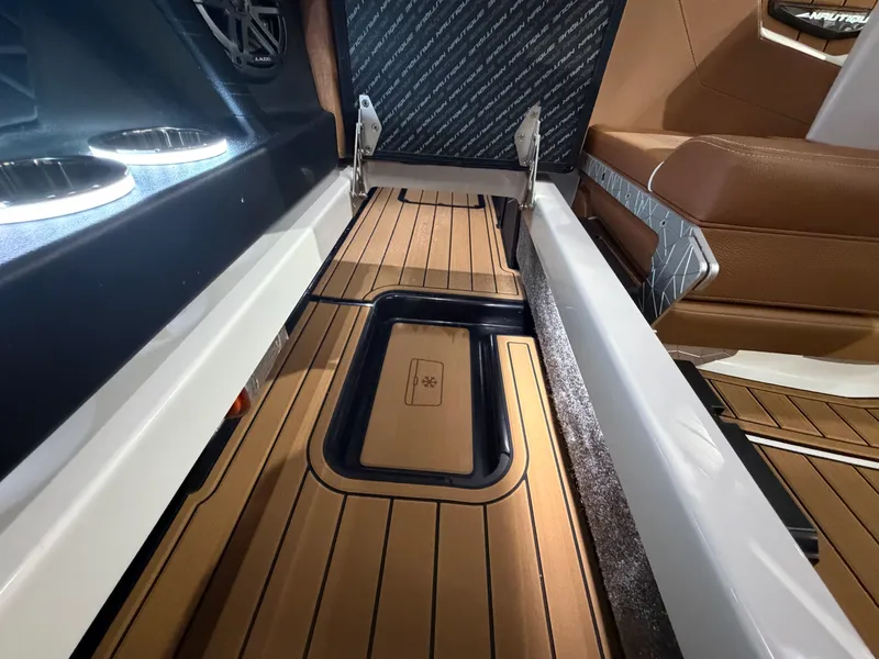 Slide: The Image of Nautique Super Air Nautique S21 2026 - 32