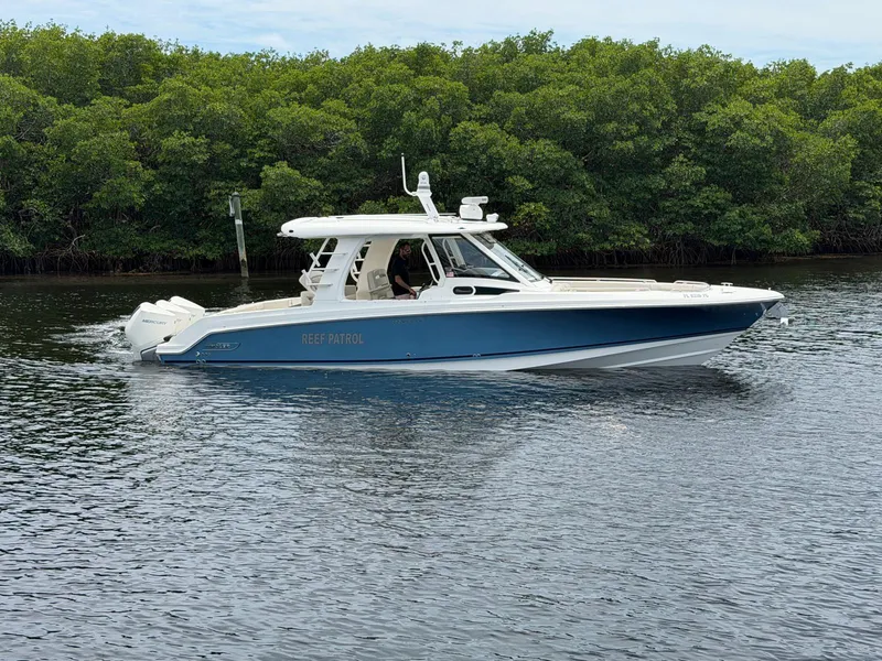 The Image of Boston Whaler 350 REALM 2022 - 0