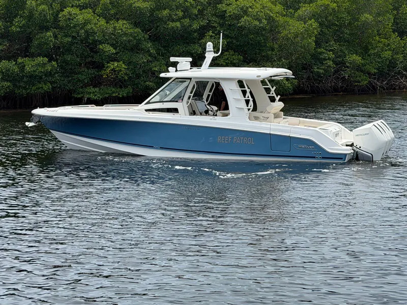 Slide: The Image of Boston Whaler 350 REALM 2022 - 10