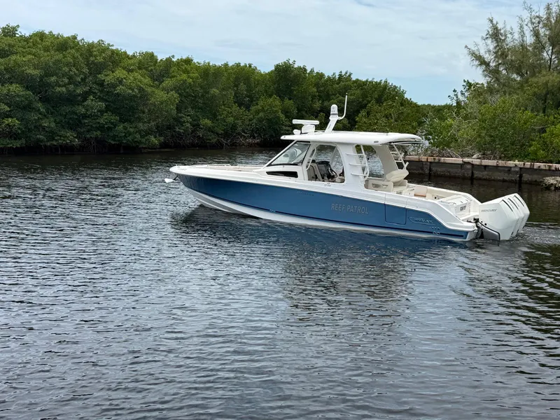 Slide: The Image of Boston Whaler 350 REALM 2022 - 13