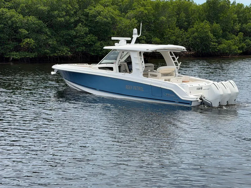 Slide: The Image of Boston Whaler 350 REALM 2022 - 14