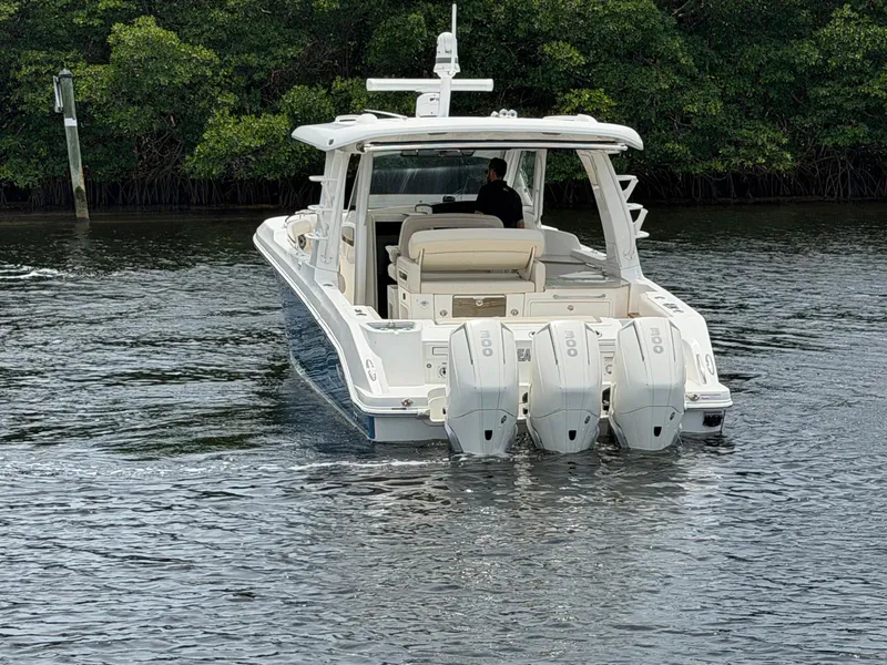Slide: The Image of Boston Whaler 350 REALM 2022 - 15