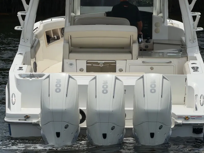 Slide: The Image of Boston Whaler 350 REALM 2022 - 16