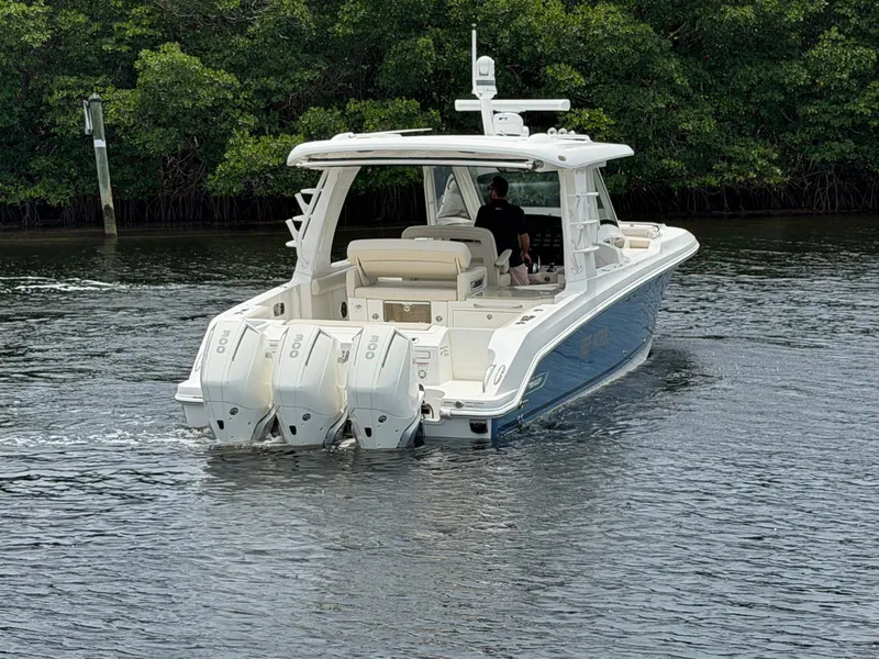 Slide: The Image of Boston Whaler 350 REALM 2022 - 17