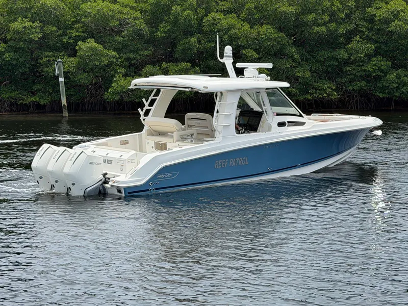 Slide: The Image of Boston Whaler 350 REALM 2022 - 18
