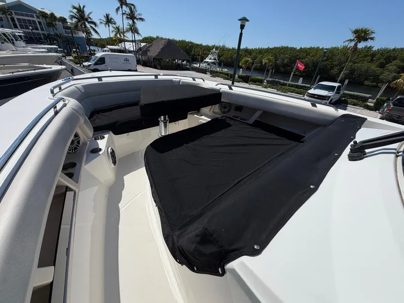 Slide: The Image of Boston Whaler 350 REALM 2022 - 21