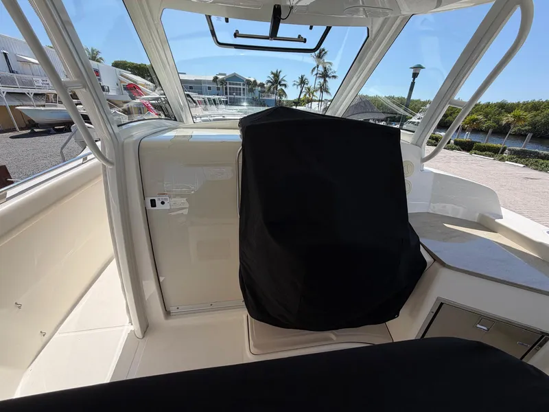 Slide: The Image of Boston Whaler 350 REALM 2022 - 25