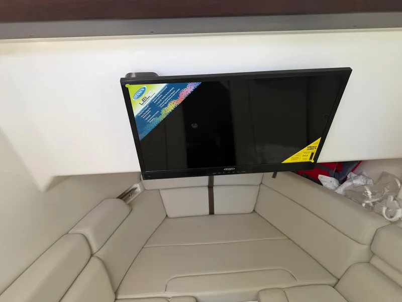 Slide: The Image of Boston Whaler 350 REALM 2022 - 27