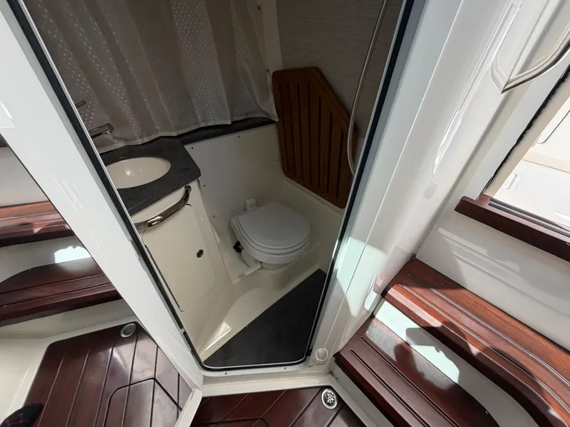 Slide: The Image of Boston Whaler 350 REALM 2022 - 28