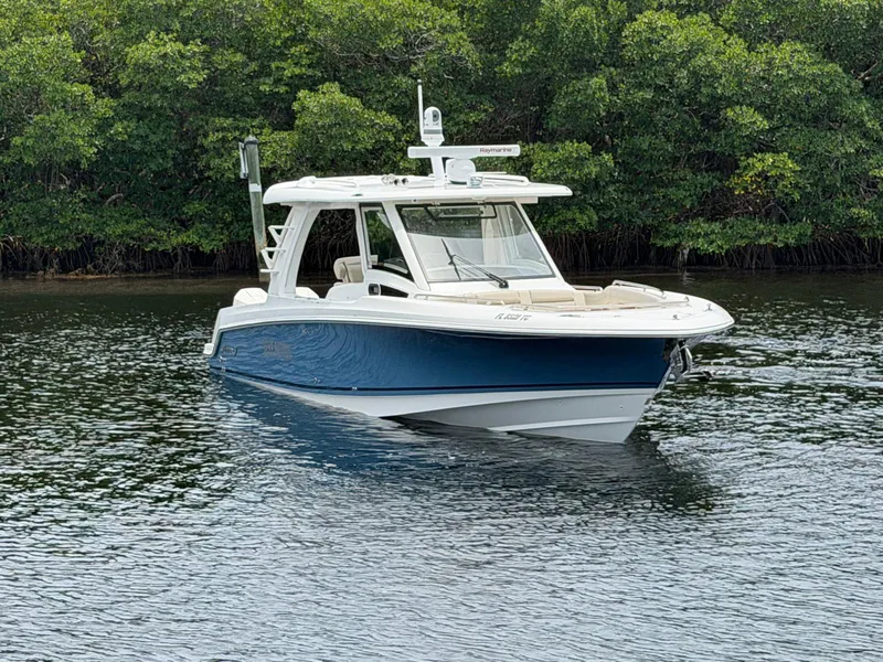 Slide: The Image of Boston Whaler 350 REALM 2022 - 3