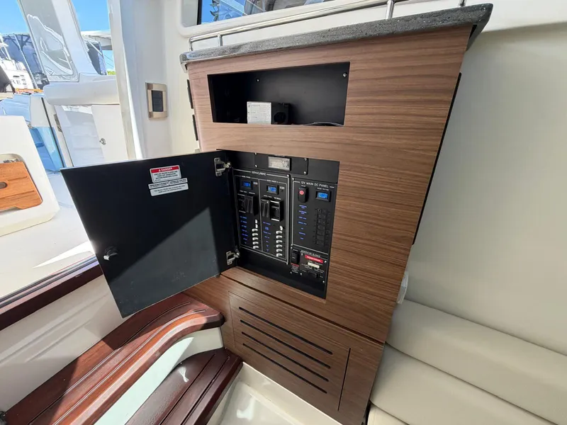 Slide: The Image of Boston Whaler 350 REALM 2022 - 31