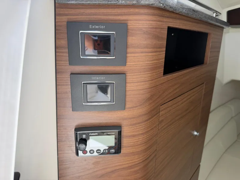 Slide: The Image of Boston Whaler 350 REALM 2022 - 32
